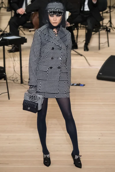 Look 15